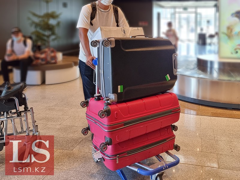 Қыздар төбелес порнографиясын ойнайды